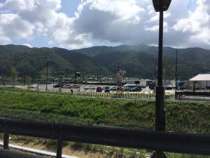 高速の駐車場