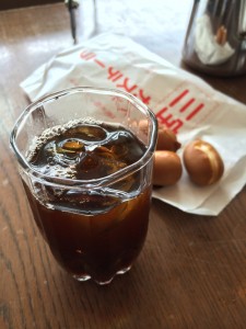 三宝屋のベビーカステラと有限会社チモトコーヒーのアイスコーヒー