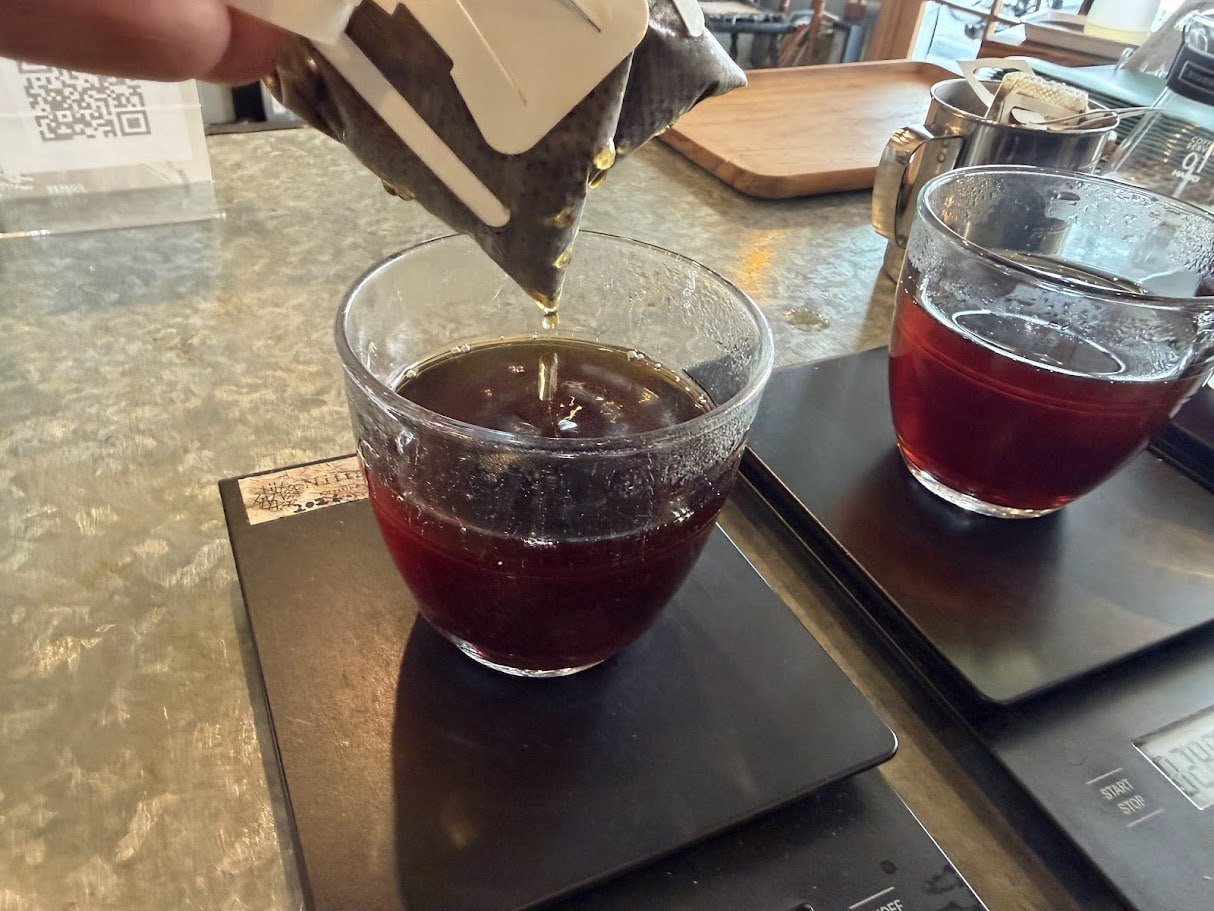 コーヒーバッグの最後の一滴を待つ様子