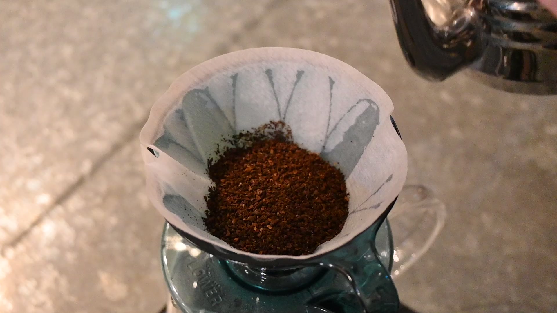 润湿滤纸后，将咖啡粉放入花瓣滤杯