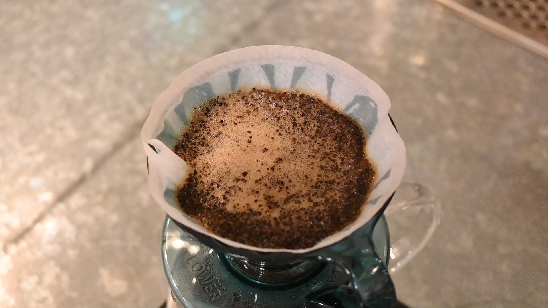 第2次注水后：滤杯中积蓄着充足的热水