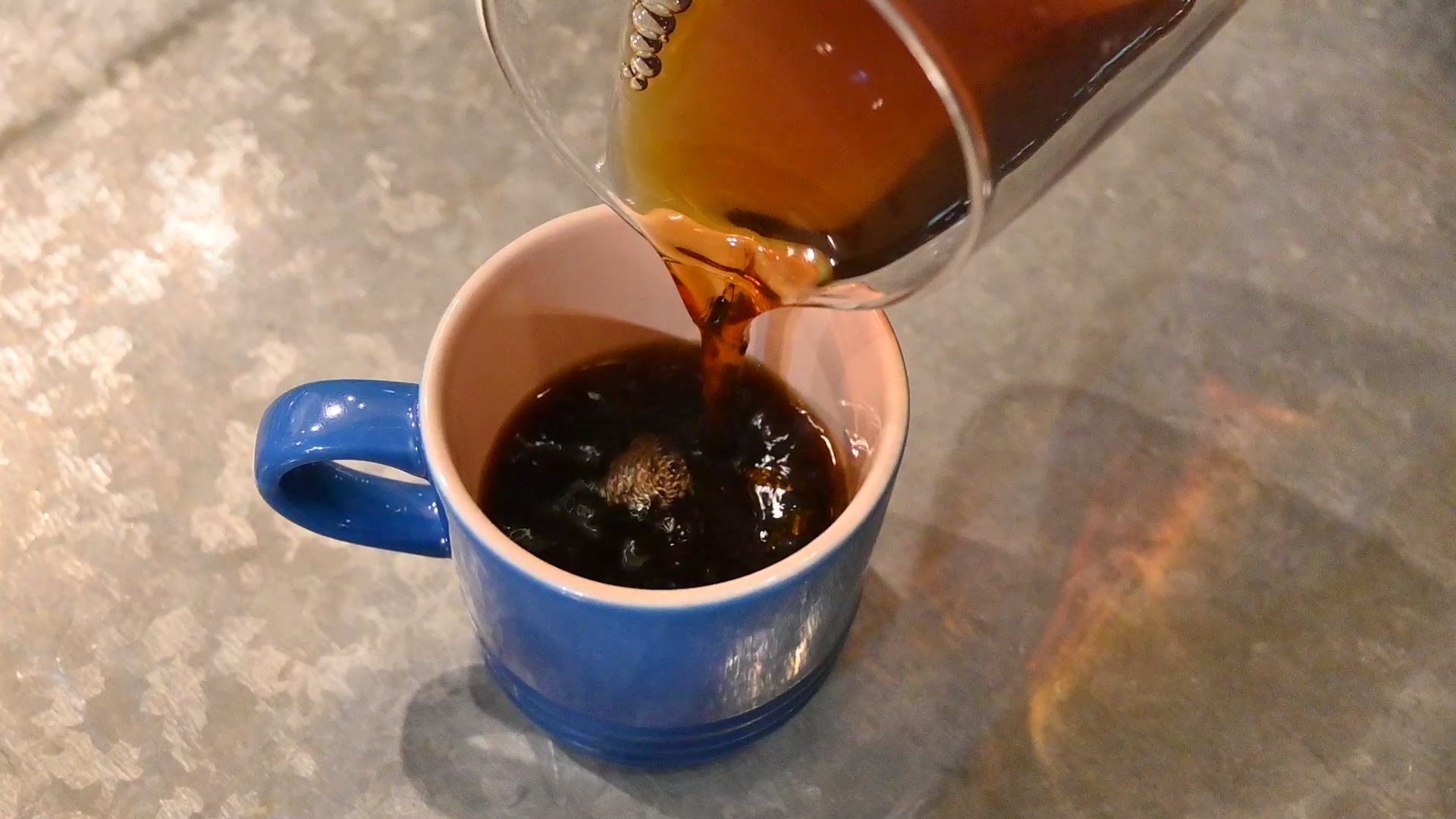 从咖啡壶倒入杯中