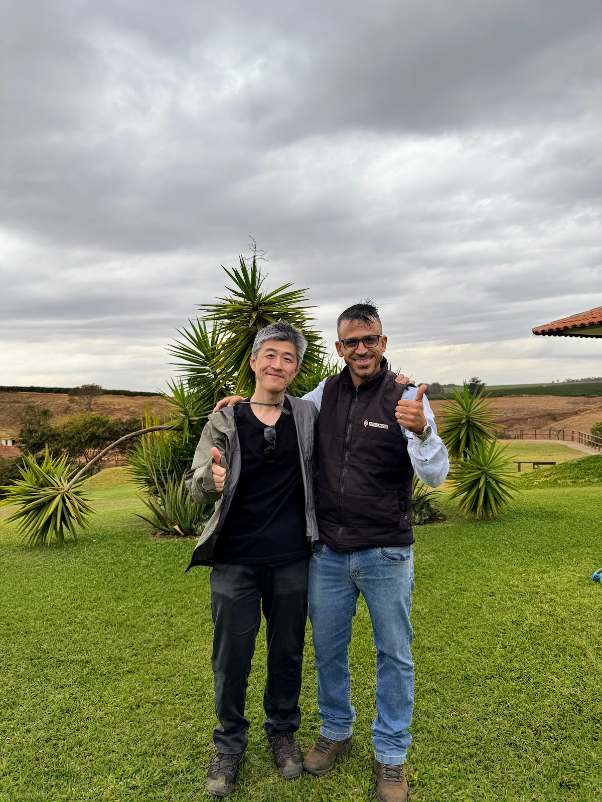 農園オーナーとサムズアップ