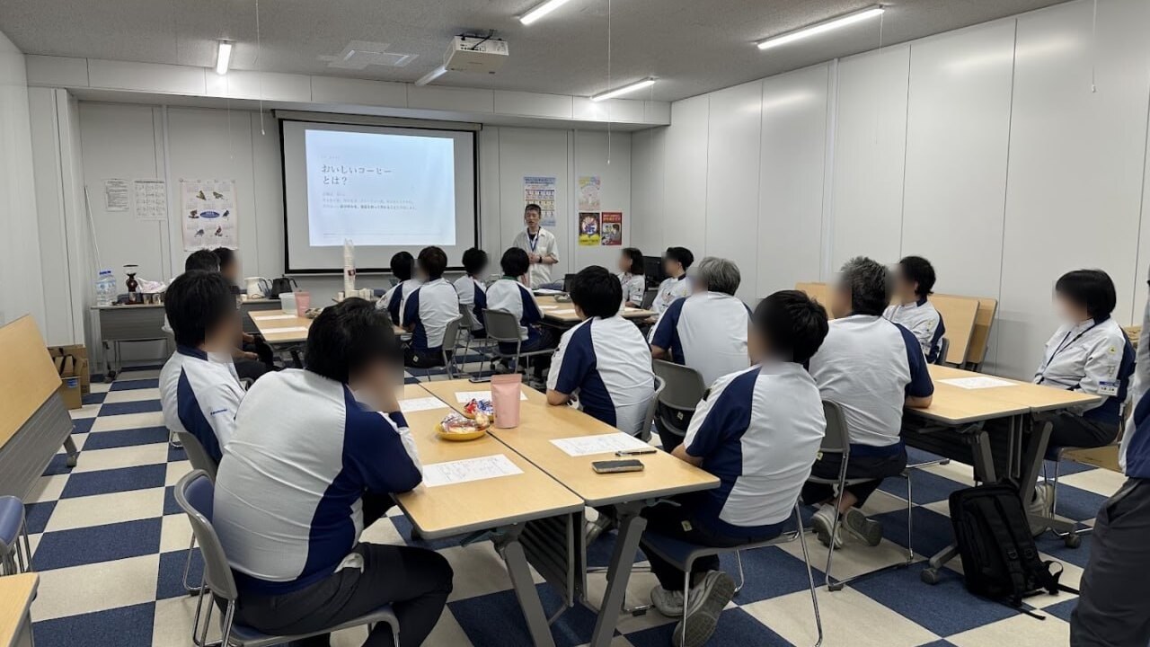 企業での出張コーヒー講習の様子