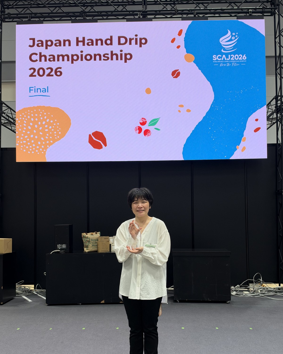 JHDC2026の表彰後、トロフィーを持つ新田千香子